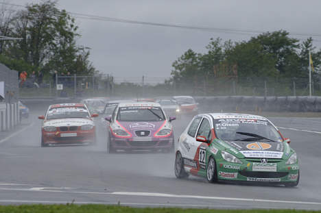 Peter Olsen kunne på Sturup Raceway for første gang i karrieren vinde et løb i Advan Cuppen. Her er han foran Anders Majgaard og Kim Holmgaard.